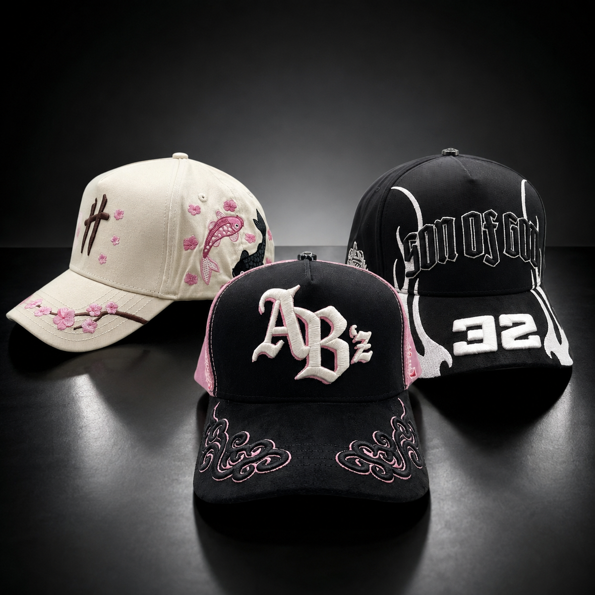 Paquete promocional de tres gorras por 1800 pesos